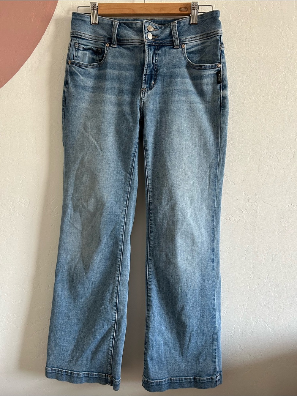 Silver Jeans Women’s size 28 Mid Rise Curvy Fit Light Blue Wash